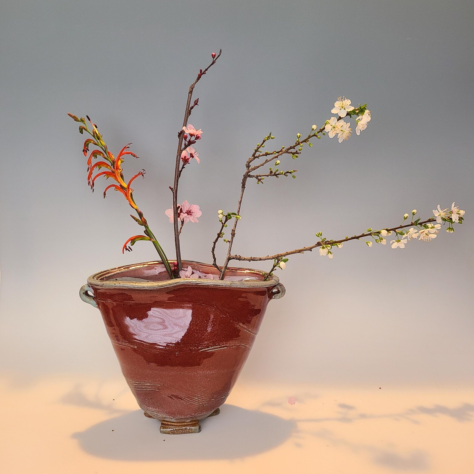 Ikebana bucket vase in glossy red with turquoise handles